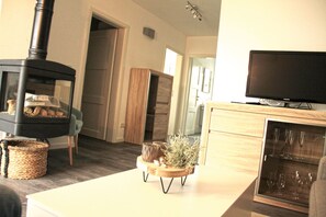 Appartement | Woonruimte | Een 40-inch televisie met satellietzenders