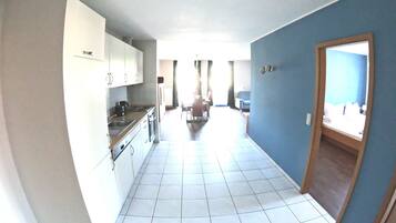 3-Raum Apartment mit Balkon am Classee | Eigene Küche | Großer Kühlschrank, Ofen, Herdplatte, Wasserkocher