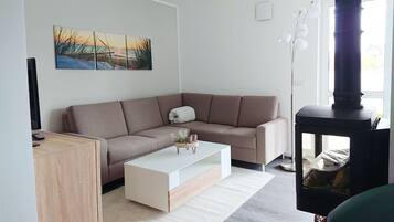 Marina Müritz Apartment Waterside | Living area | 40-inch TV with satellite channels