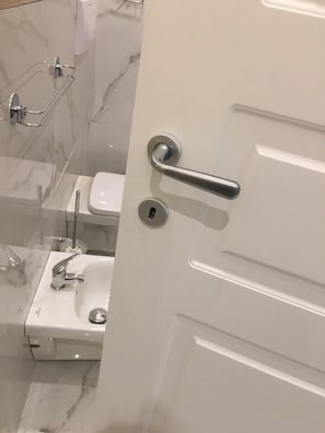 Suihku, bidee, pyyhkeet, saippua