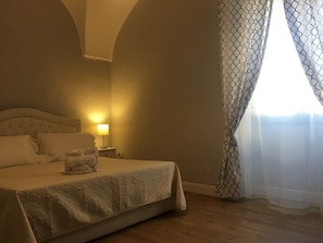 Kahden hengen classic-huone, parveke, kaupunkinäköala | Pimennysverhot, vauvansängyt, lisävuoteet, ilmainen Wi-Fi