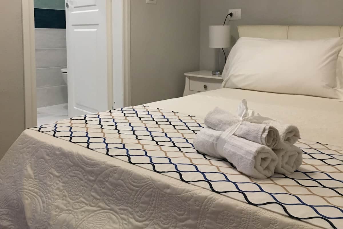 Kahden hengen classic-huone, parveke, kaupunkinäköala | Pimennysverhot, vauvansängyt, lisävuoteet, ilmainen Wi-Fi