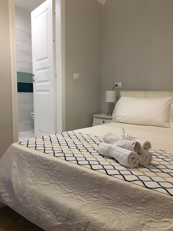 Kahden hengen classic-huone, parveke, kaupunkinäköala | Pimennysverhot, vauvansängyt, lisävuoteet, ilmainen Wi-Fi