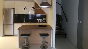 Madea Apartment 69 | Cucina privata | Frigorifero con congelatore, forno, piano cottura, lavastoviglie