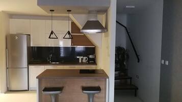 Madea Apartment 69 | Eigene Küche | Großer Kühlschrank, Ofen, Herdplatte, Geschirrspüler