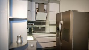 Madea Apartment 55 | Cucina privata | Frigorifero con congelatore, forno, piano cottura, lavastoviglie