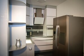 Madea Apartment 55 | Cocina privada | Refrigerador con congelador, horno, parrilla de estufa y lavavajillas