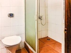 Standard Room | Bathroom | Shower, free toiletries, towels