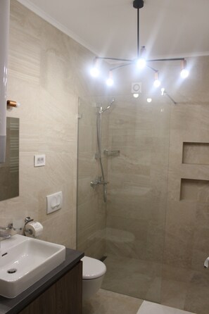 Home Living Business | Badkamer | Een haardroger, handdoeken, zeep, shampoo