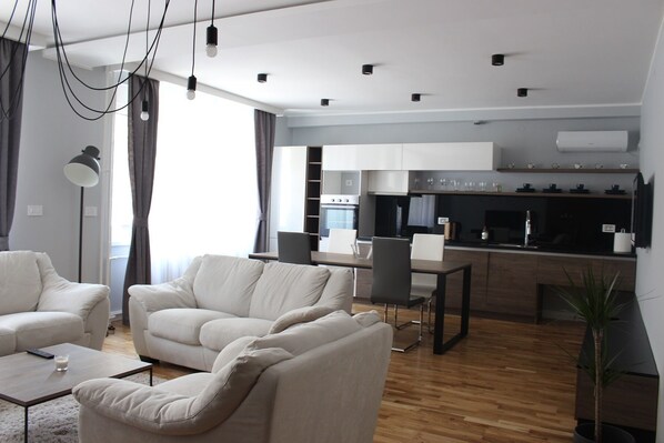 Home Living Business | Area keluarga | TV layar datar