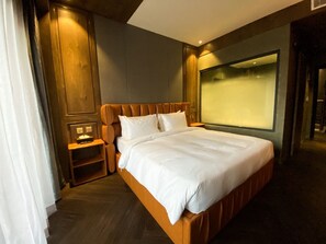 Deluxe Double Room, Bathtub | In-room safe, desk, blackout curtains, iron/ironing board - CHECK inn Phnom Penh BKK 1 (Phnom Penh)