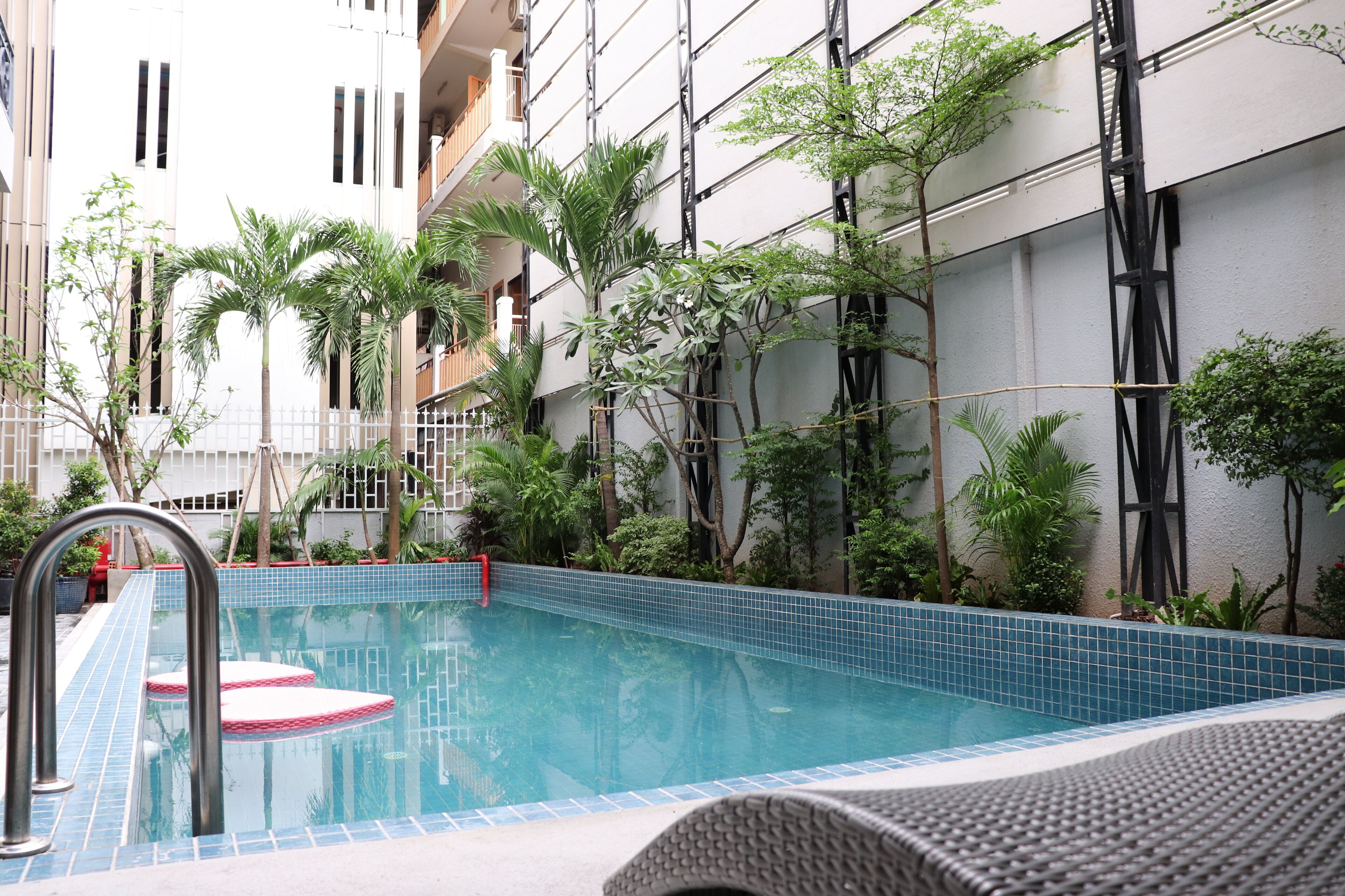 Piscine extérieure, parasols de plage, chaises longues