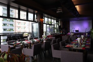 Bar (on property) - CHECK inn Phnom Penh BKK 1 (Phnom Penh)