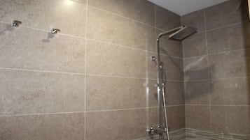 Klassieke tweepersoonskamer | Badkamer | Een douche, een haardroger, handdoeken