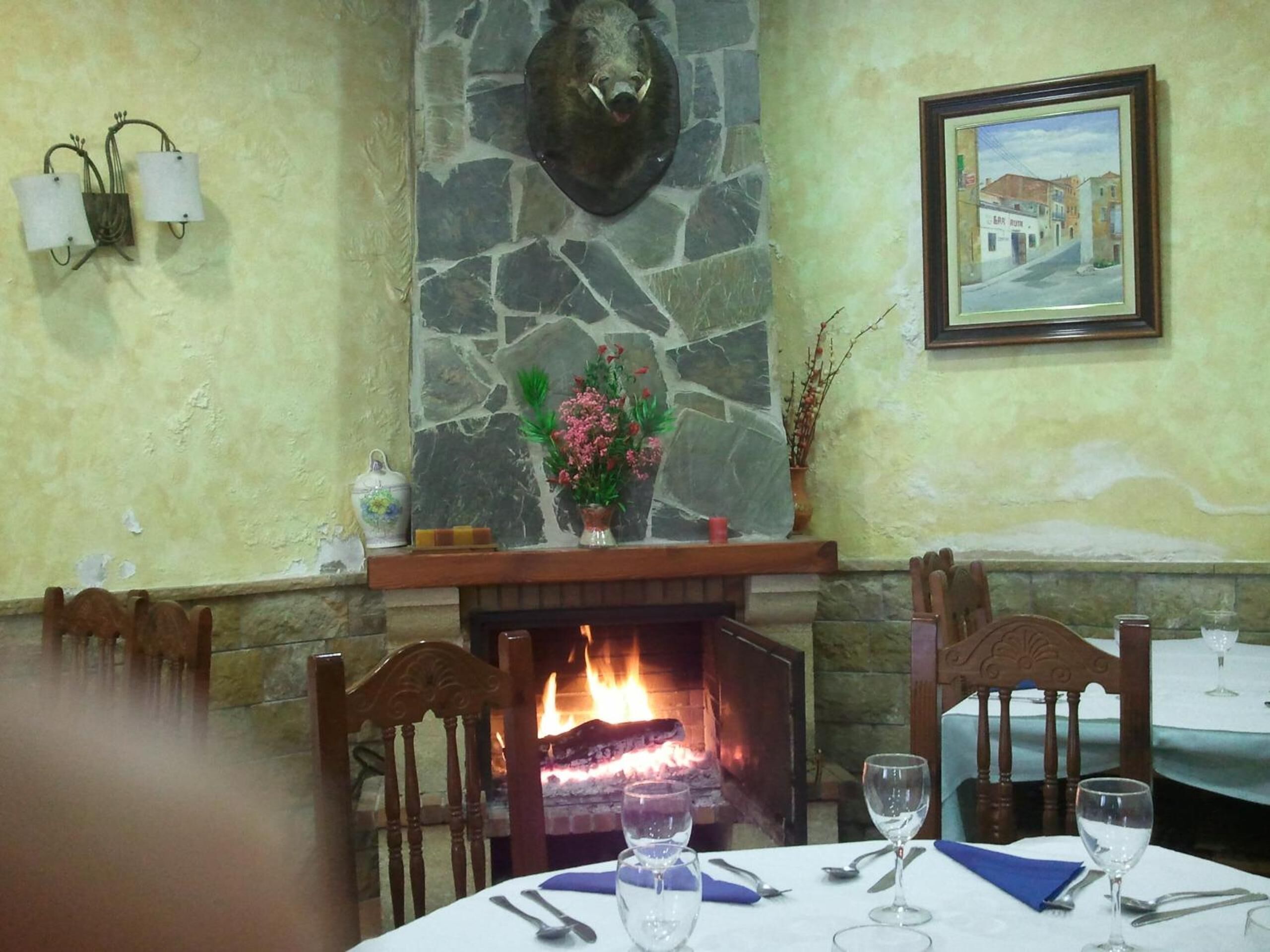 Serveert lunch en diner, lokale gerechten