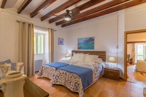 3 slaapkamers, een strijkplank/strijkijzer, gratis wifi, beddengoed