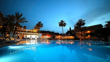 2 albercas al aire libre, sombrillas en la alberca y camastros