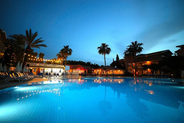 2 piscines extérieures, parasols de plage, chaises longues