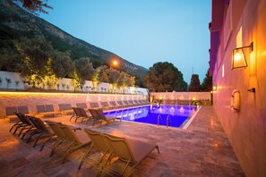 2 piscines extérieures, parasols de plage, chaises longues