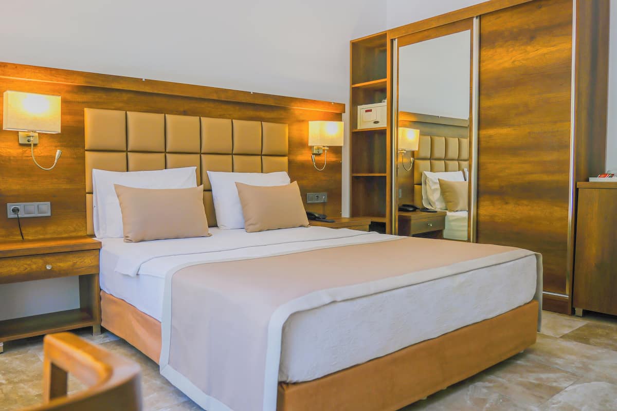 Dobbeltrom – superior | Lydisolert, barnesenger (inkludert), sengetøy og rullestolvennlig