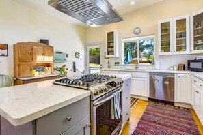 Fridge, microwave, stovetop, dishwasher