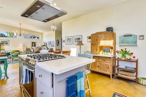 Réfrigérateur, micro-ondes, plaque de cuisson, lave-vaisselle