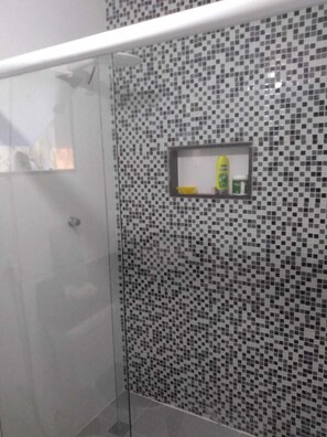 Bathroom shower - Casa Familiar - Hostel (Angra dos Reis)