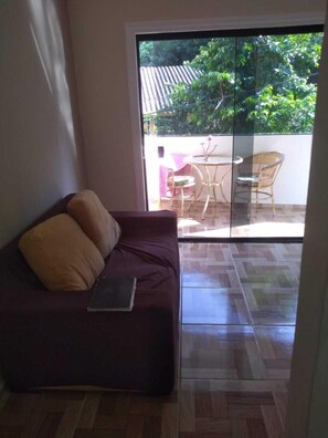 Shared Dormitory | Living area | TV - Casa Familiar - Hostel (Angra dos Reis)