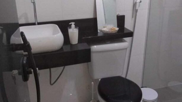 Shared Dormitory | Bathroom | Shower, hydromassage showerhead, towels - Casa Familiar - Hostel (Angra dos Reis)