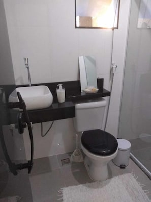 Shared Dormitory | Bathroom | Shower, hydromassage showerhead, towels - Casa Familiar - Hostel (Angra dos Reis)