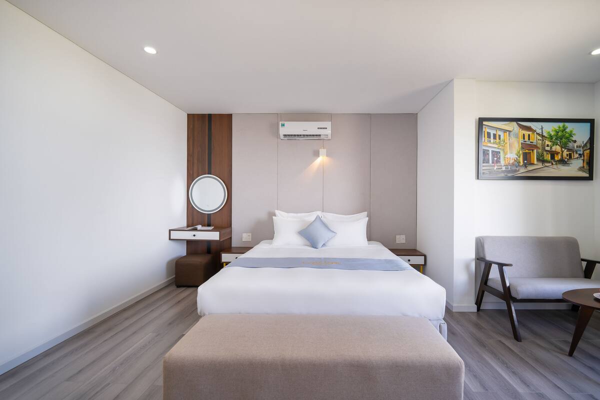 Minibar, in-room safe, blackout curtains, free WiFi