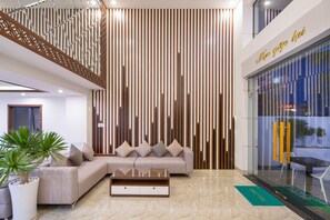 32-inch flat-screen TV with cable channels, TV - London Hotel and Apartments Da Nang (Da Nang)