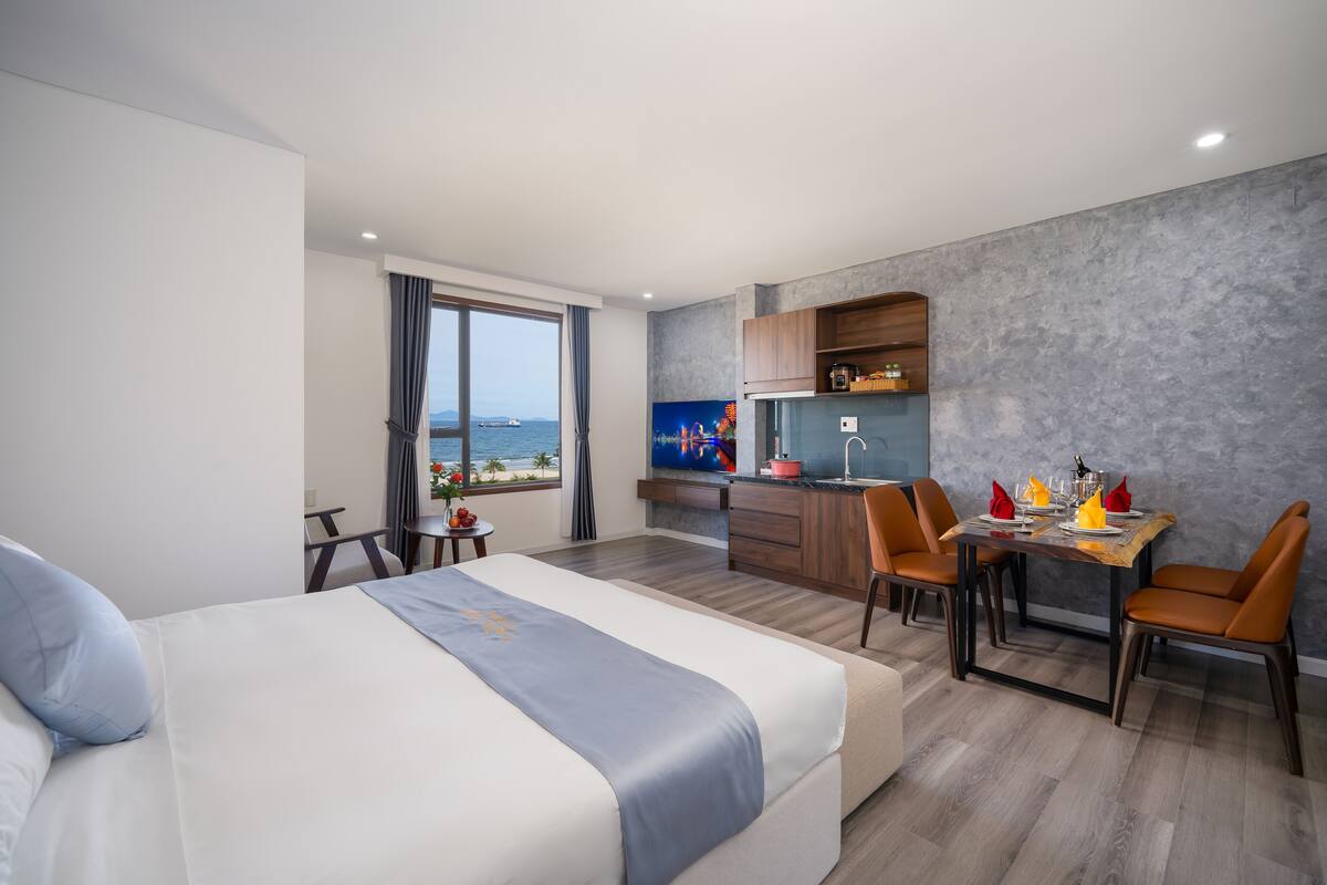 Minibar, in-room safe, blackout curtains, free WiFi