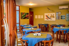 Café da manhã com buffet grátis todos os dias