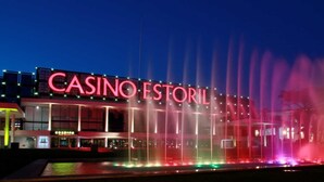 A building with a prominent sign reading "CASINO ESTORIL" and a water fountain display in front. - T3 Carcavelos by the sea - Cascais / Lisbon / Sintra (Carcavelos)
