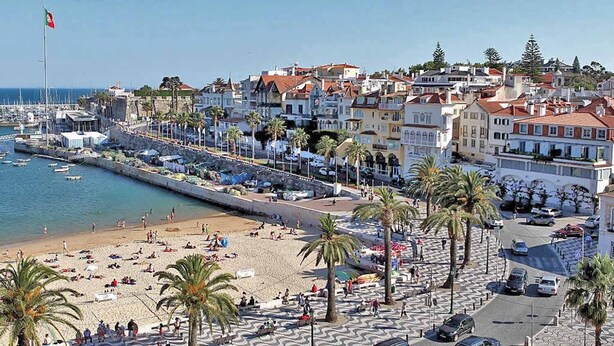 A coastal town with a beach, boats, and a flag. - T3 Carcavelos by the sea - Cascais / Lisbon / Sintra (Carcavelos)