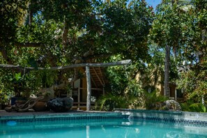 室外泳池;07:00 至 21:00 開放;躺椅