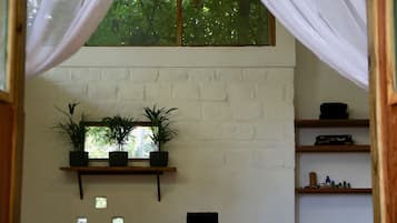 Massage med varma stenar och djupmassage