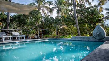 حمّام سباحة خارجي، مفتوح من 7:00 صباحًا إلى 9:00 مساءً، مقاعد للتشمس