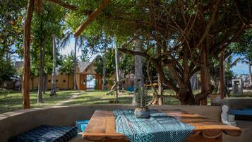 حيث تُقدم وجبات الإفطار، الغداء، العشاء، إطلالات على حمام السباحة