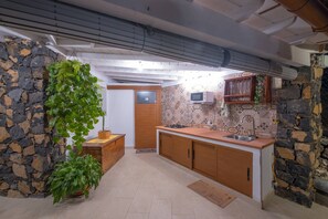 Fridge, microwave, dishwasher, coffee/tea maker