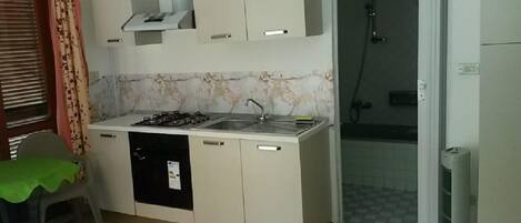 Mikrowelle, Ofen, Wasserkocher mit Kaffee-/Teezubehör