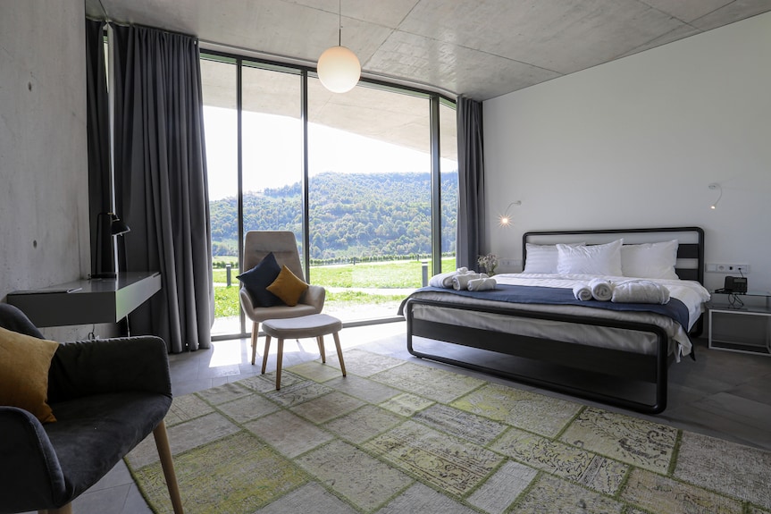 Khám phá Thế giới Tài chính với Debet.com - Cơ hội và Thách thức