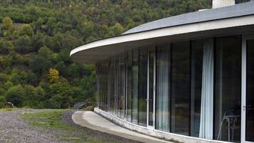 Vista frontal de la propiedad