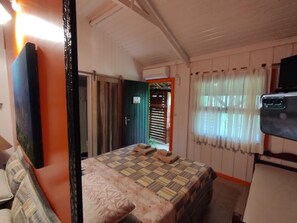 Standard Double or Twin Room | Minibar, individually decorated, free WiFi, bed sheets - Pousada Enseada das Conchas (Paranaguá)