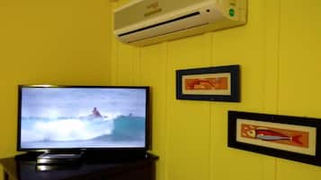 Standard-Dreibettzimmer | Fernseher