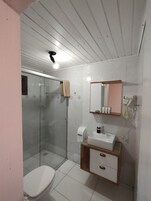 Quarto casal ou duplo standard | Banheiro | Chuveiro, produtos de toalete grátis, secador de cabelo 