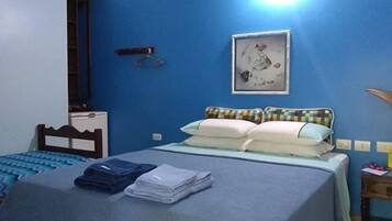Habitación triple estándar | Minibar, decoración personalizada, wifi gratis y ropa de cama
