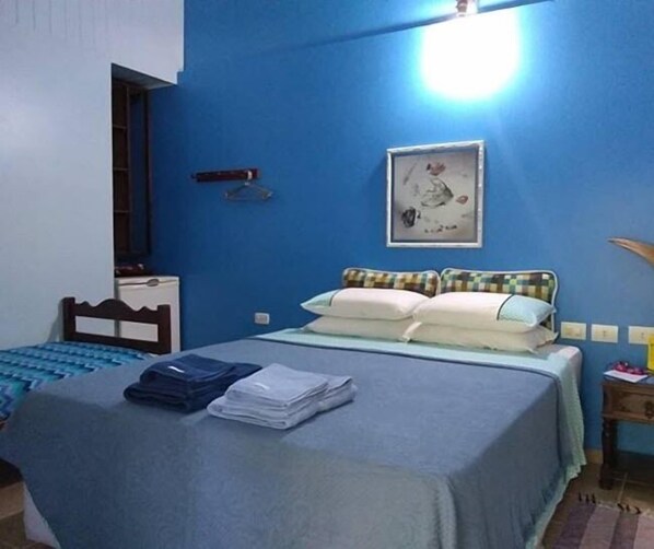 Standard Triple Room | Minibar, individually decorated, free WiFi, bed sheets - Pousada Enseada das Conchas (Paranaguá)