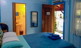 Quarto triplo standard | Frigobar, individualmente decorados, Wi-Fi de cortesia, roupa de cama